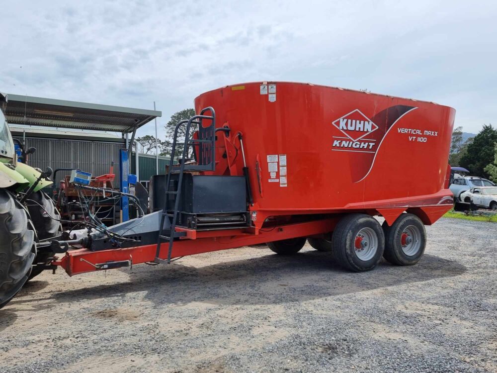 SOLD -  Used Kuhn Knight Vertical Maxx VT1100 Twin Auger Mixer Wagon - Image 8