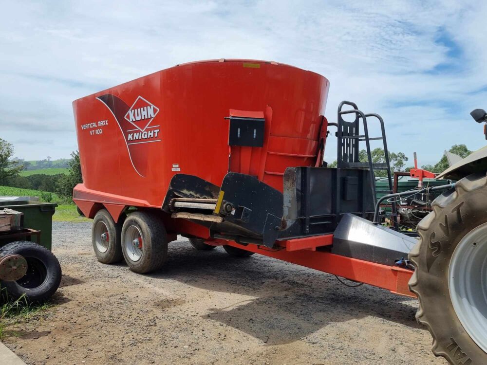SOLD -  Used Kuhn Knight Vertical Maxx VT1100 Twin Auger Mixer Wagon - Image 5