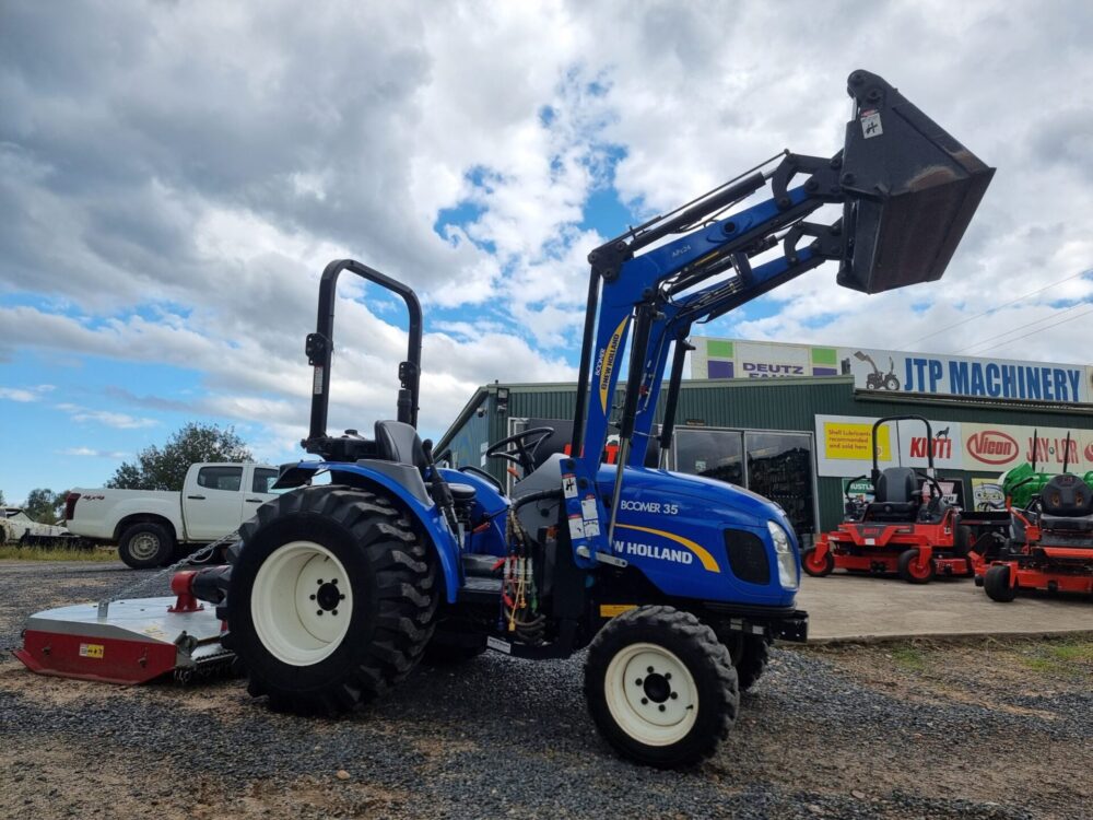 SOLD - Used New Holland BOOMER 35 with 4in1 bucket and Kanga Slasher - Image 4