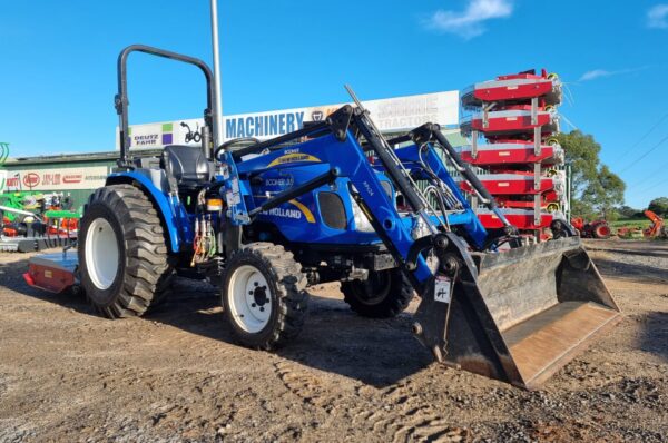 SOLD - Used New Holland BOOMER 35 with 4in1 bucket and Kanga Slasher