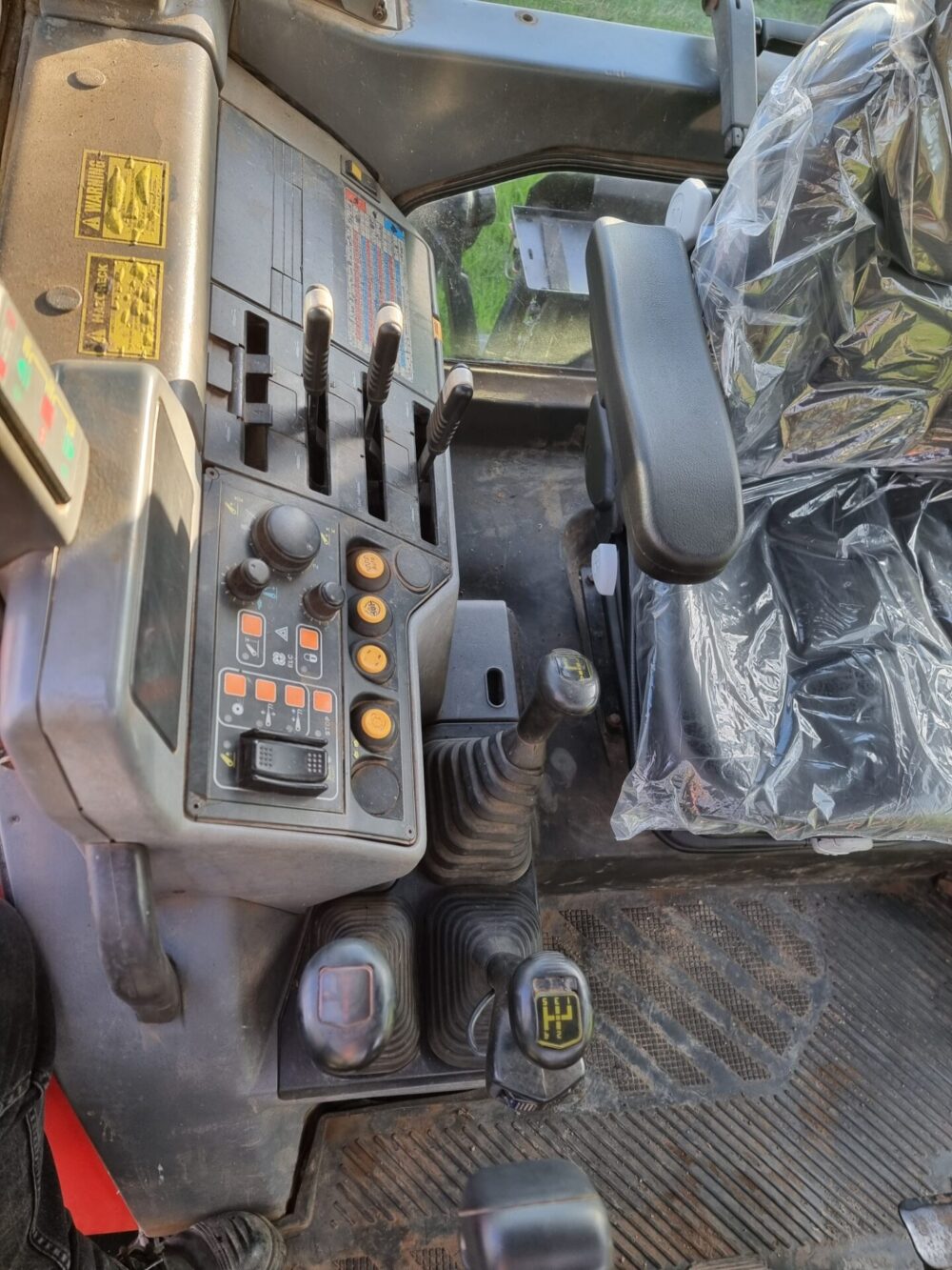 SOLD- Used SAME SILVER 100.6 - 100hp 6 cylinder, Cab tractor with Loader ! - Image 6
