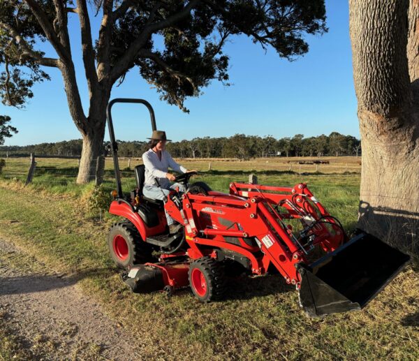 Kioti CS2610HST Compact Tractor with 4in1 Bucket - Image 10