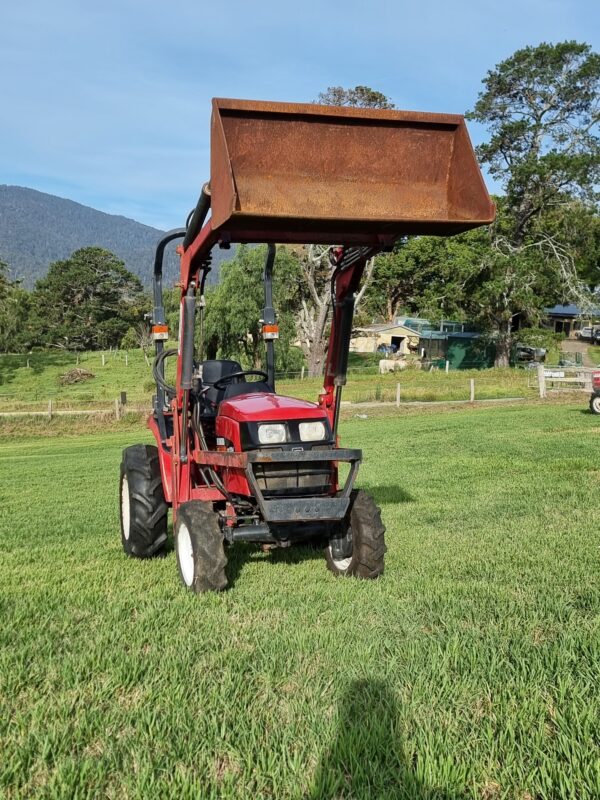 SOLD - Shibaura ST324HST 4wd tractor with bucket fitted - Image 4