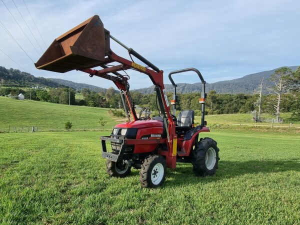 SOLD - Shibaura ST324HST 4wd tractor with bucket fitted - Image 5