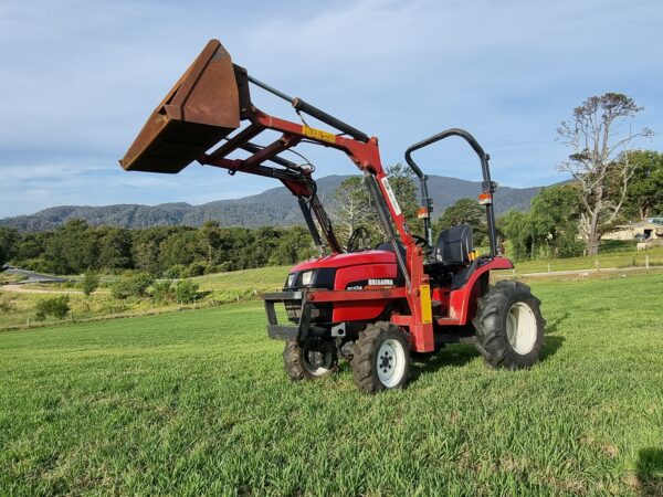 SOLD - Shibaura ST324HST 4wd tractor with bucket fitted - Image 6