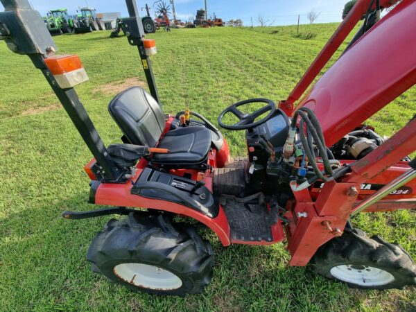SOLD - Shibaura ST324HST 4wd tractor with bucket fitted - Image 10
