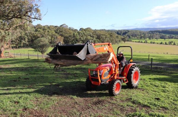Kioti DK5810HST Tractor fitted with 4in1 bucket - Image 2