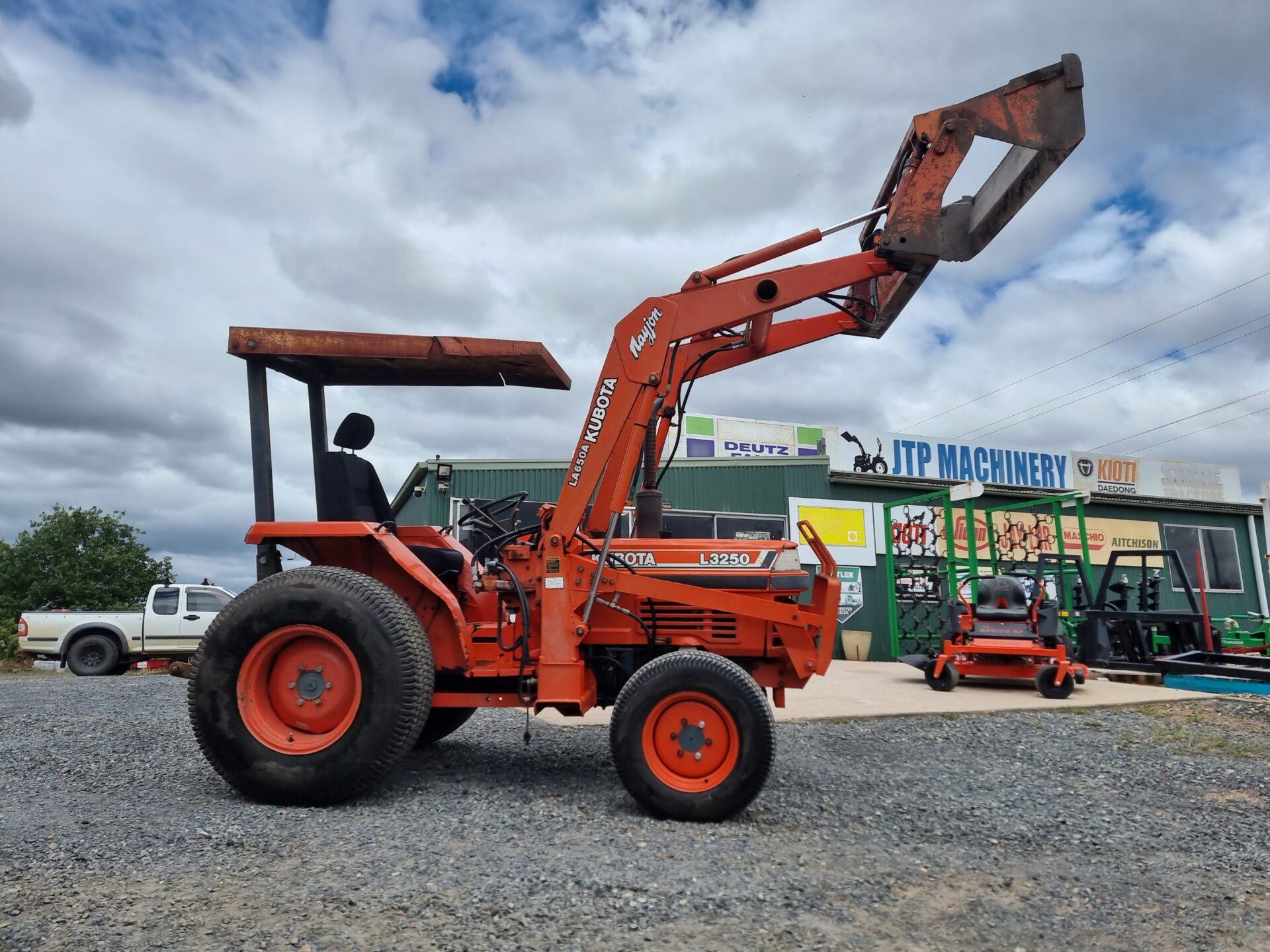 Kubota L3250 4wd tractor with 4in1 bucket - Image 2