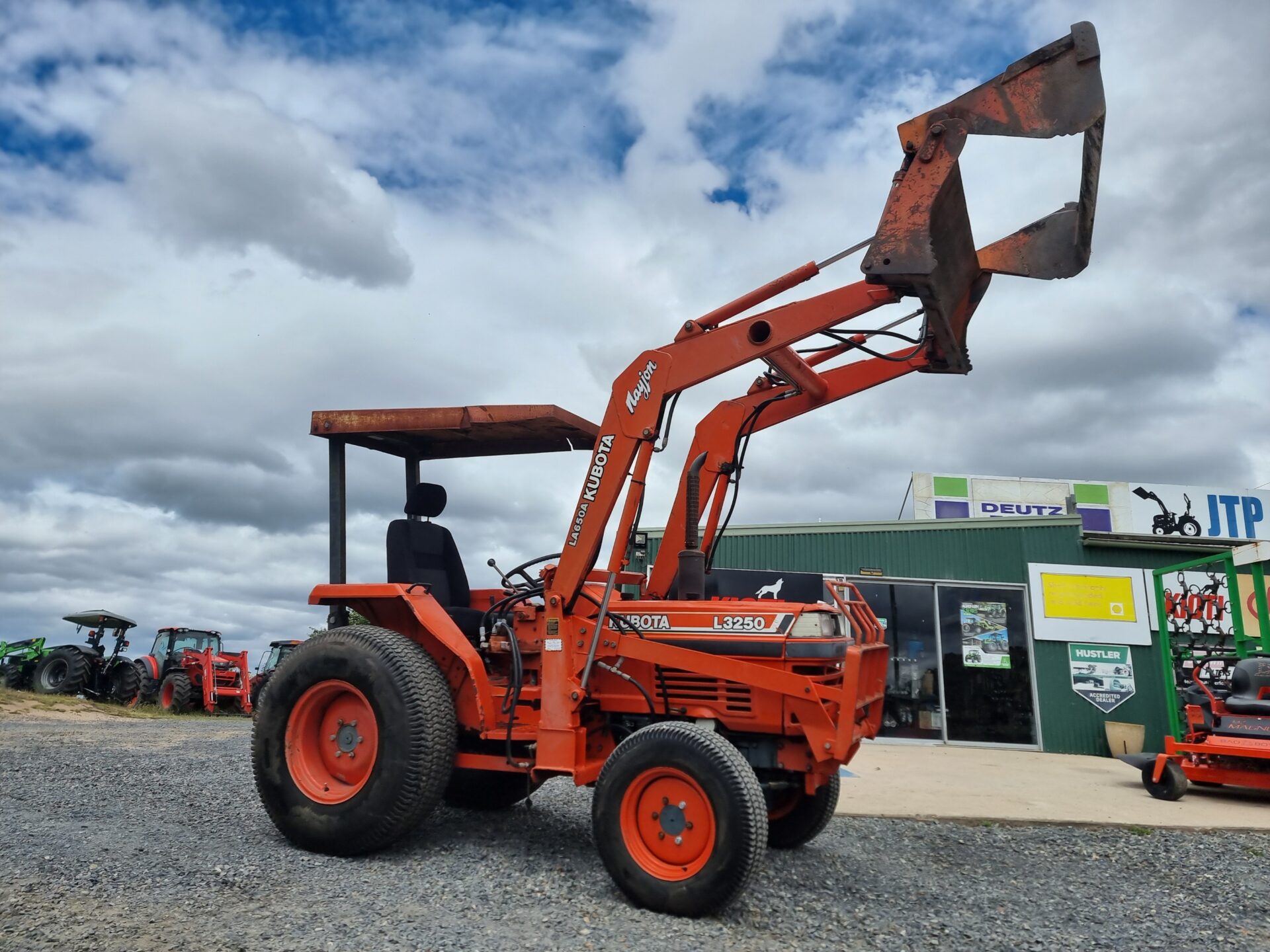 Kubota L3250 4wd tractor with 4in1 bucket - Image 3