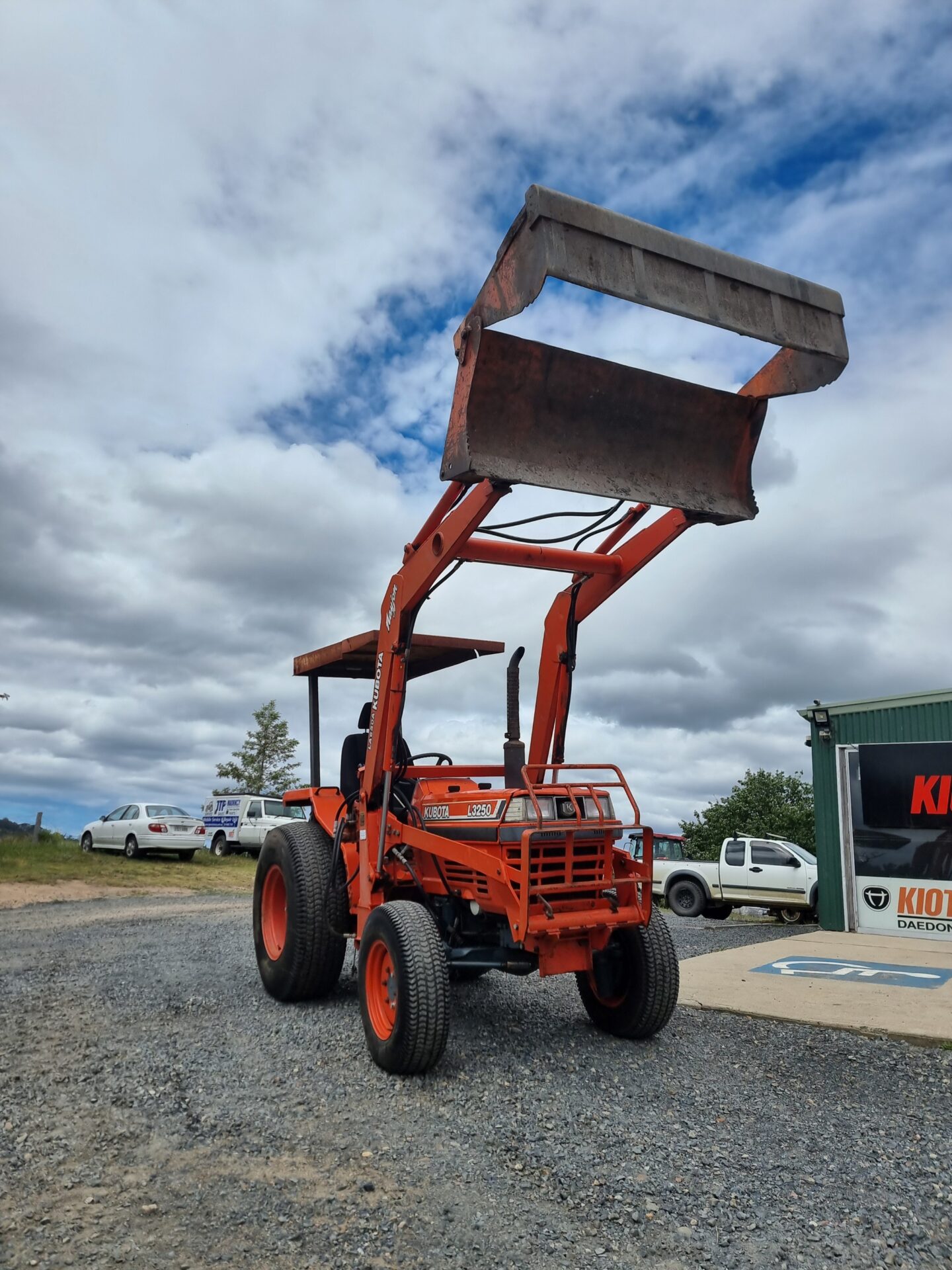 Kubota L3250 4wd tractor with 4in1 bucket - Image 4