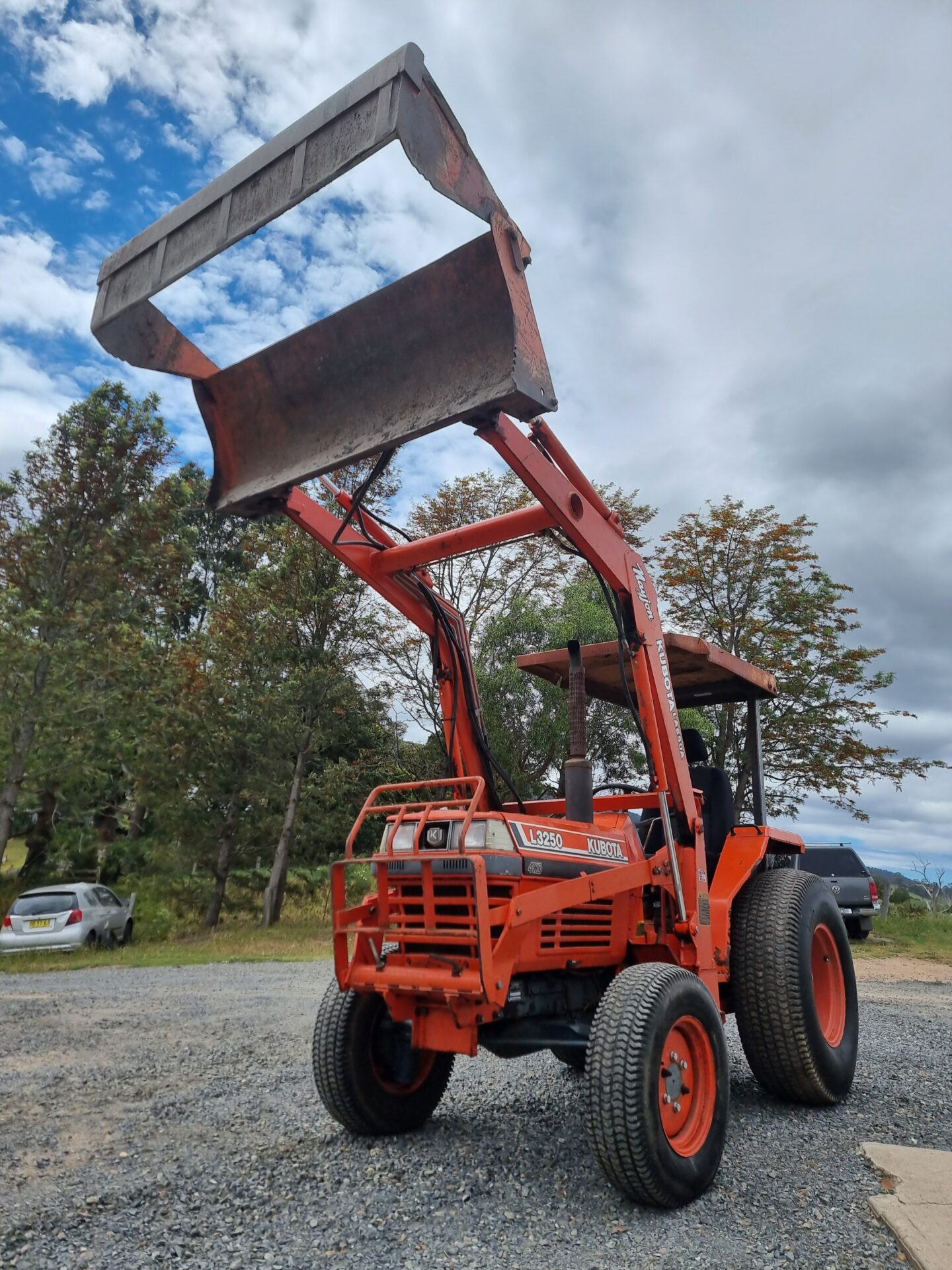 Kubota L3250 4wd tractor with 4in1 bucket - Image 5