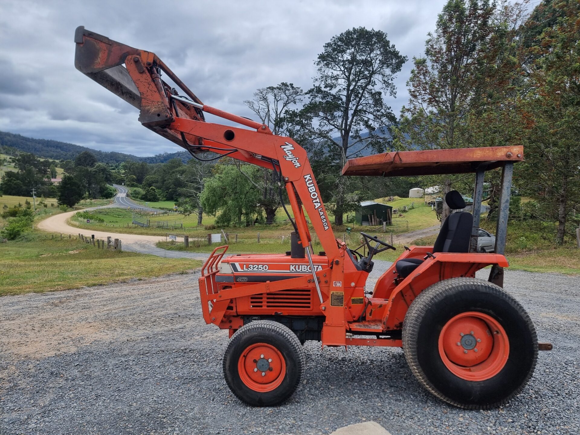 Kubota L3250 4wd tractor with 4in1 bucket - Image 9