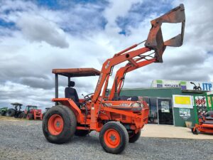 Kubota L3250 4wd tractor with 4in1 bucket