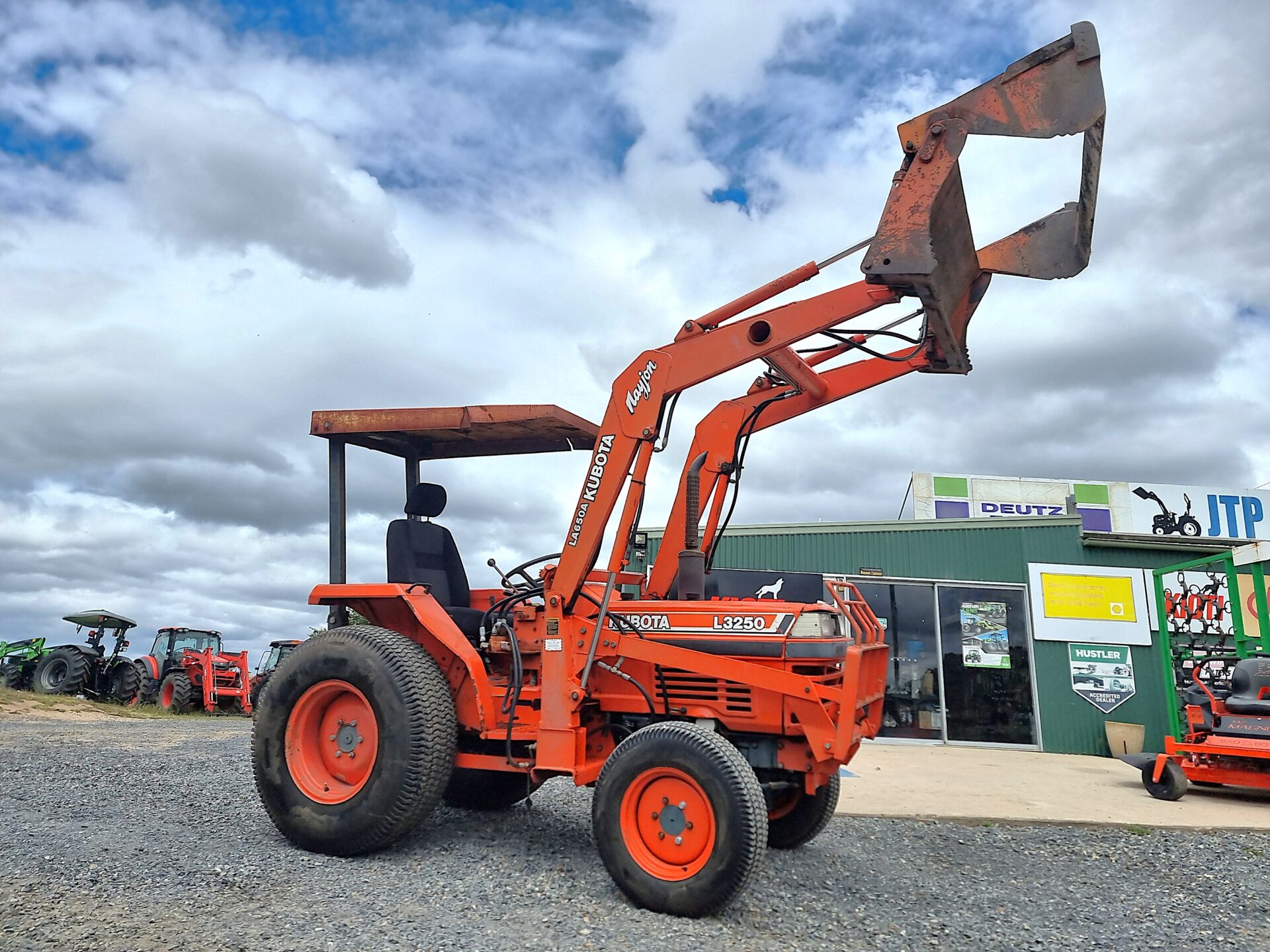 Kubota L3250 4wd tractor with 4in1 bucket