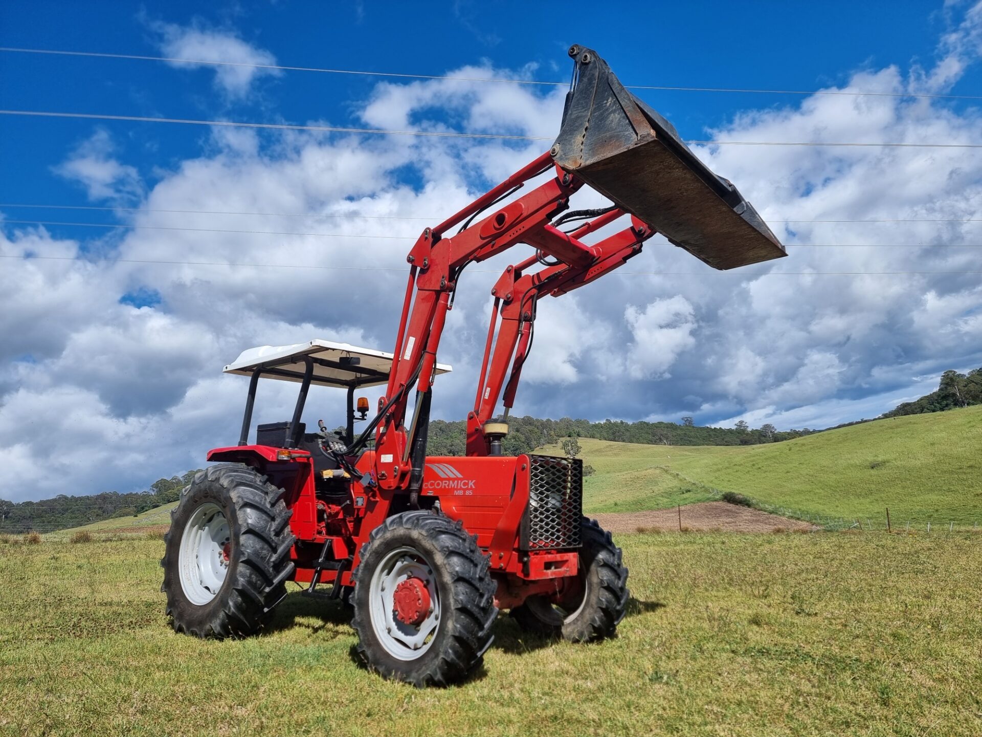 McCormick MB85 4wd tractor with loader and 4in1 bucket - Image 2