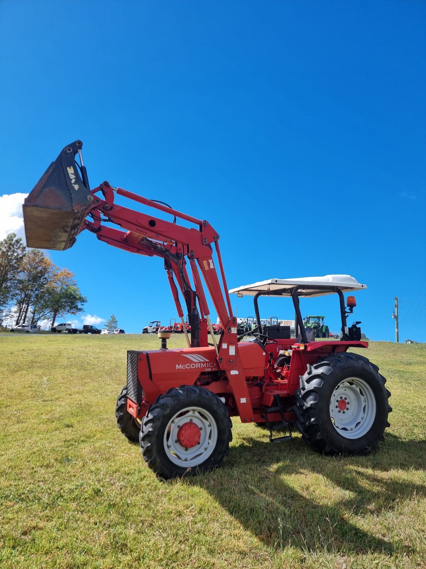 McCormick MB85 4wd tractor with loader and 4in1 bucket - Image 4