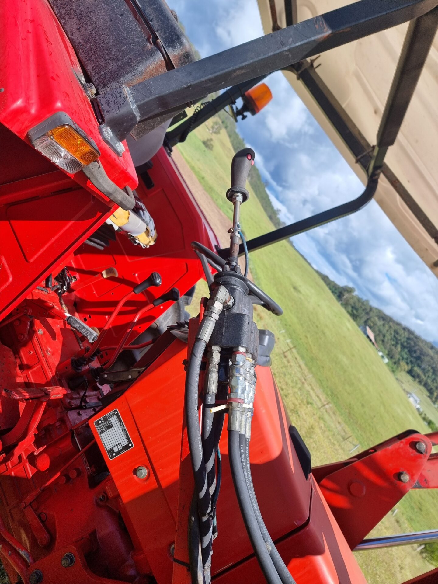 McCormick MB85 4wd tractor with loader and 4in1 bucket - Image 6