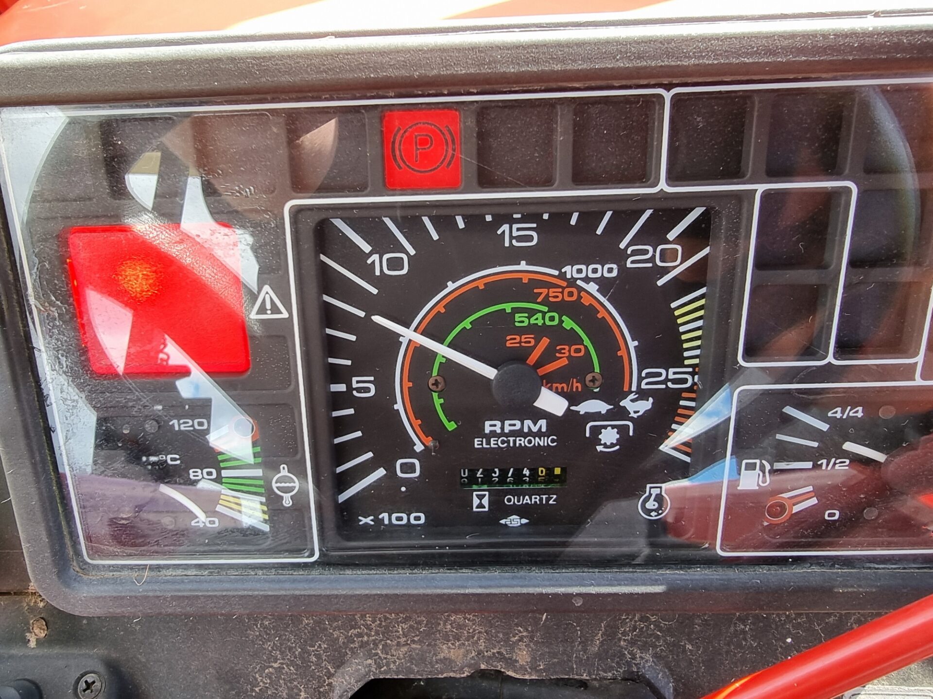 McCormick MB85 4wd tractor with loader and 4in1 bucket - Image 8