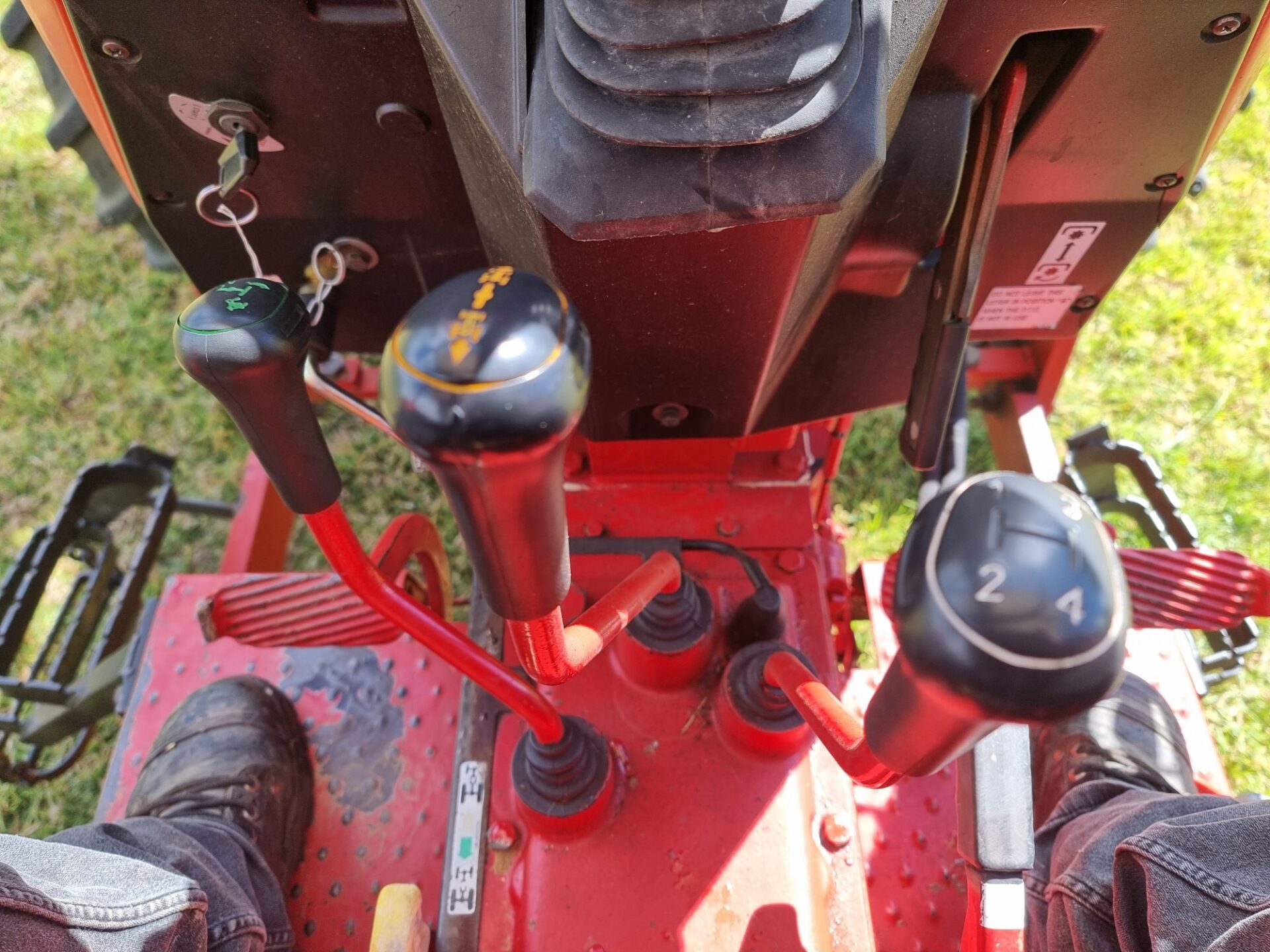 McCormick MB85 4wd tractor with loader and 4in1 bucket - Image 9