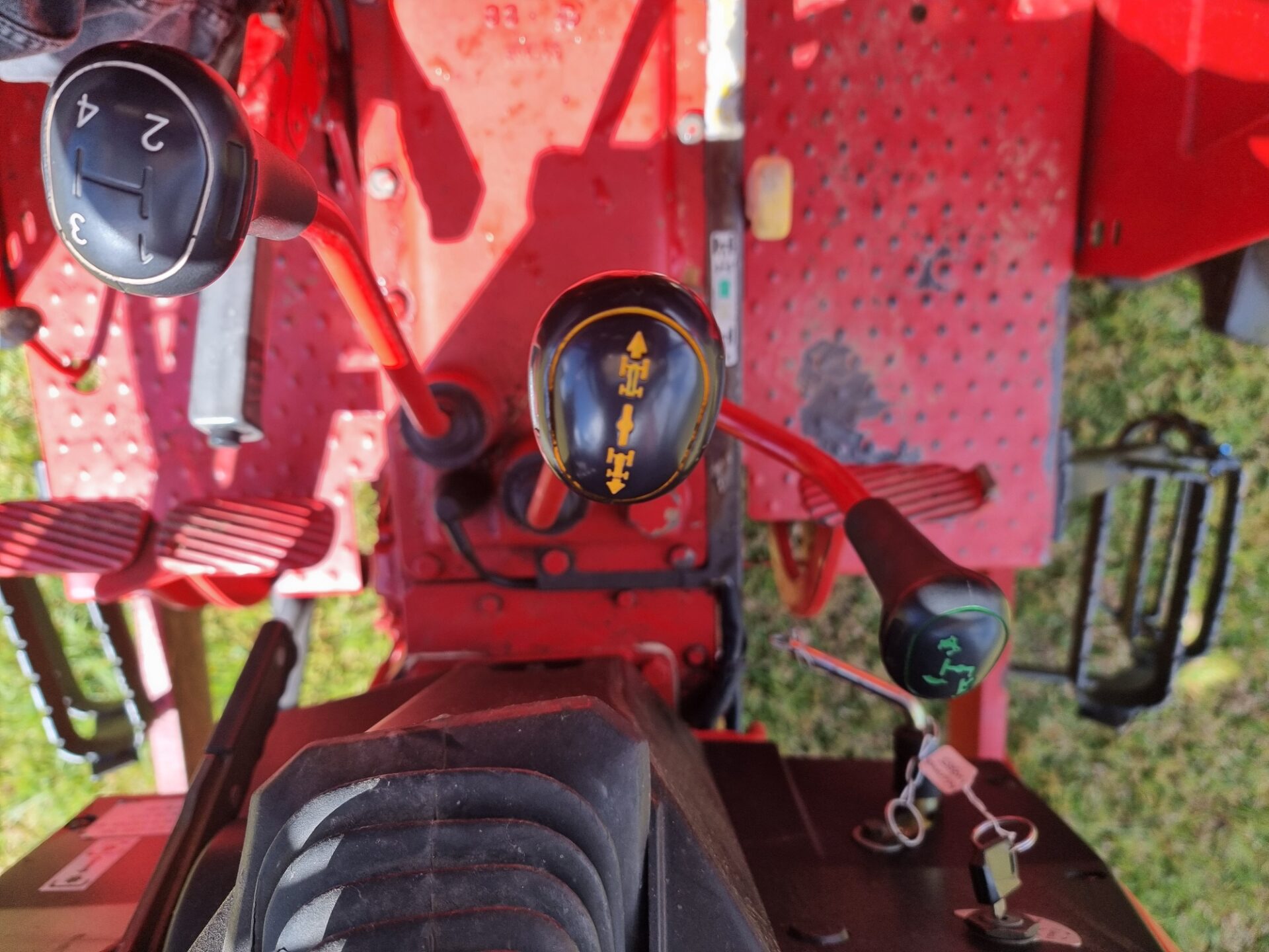 McCormick MB85 4wd tractor with loader and 4in1 bucket - Image 10