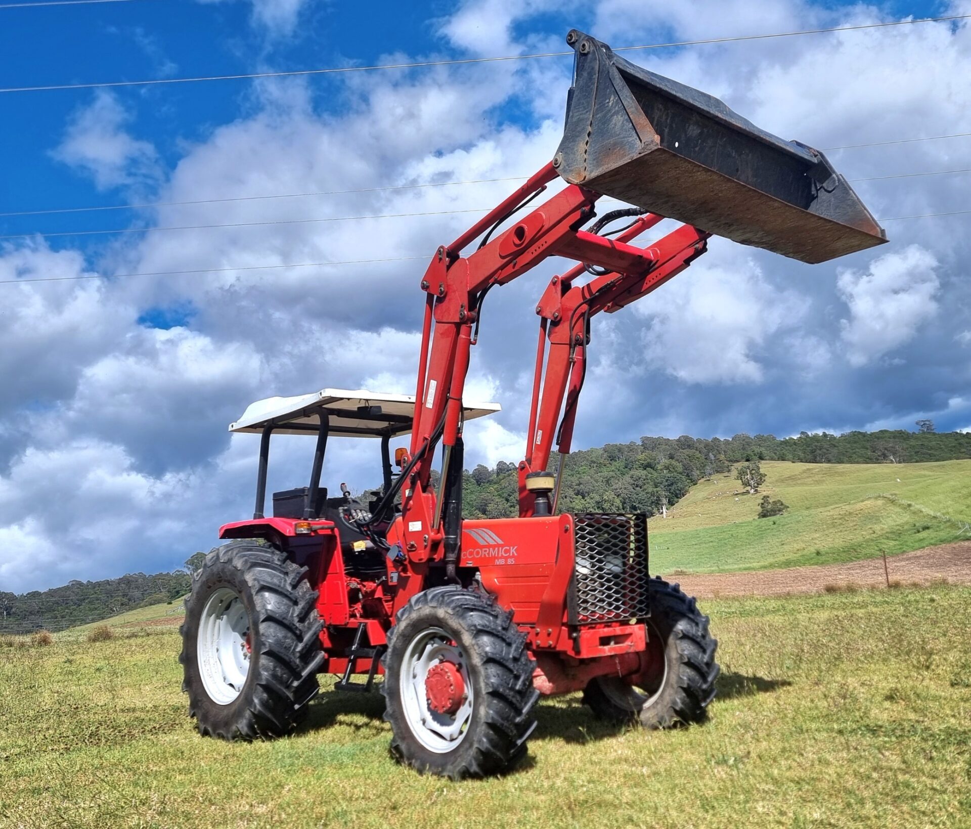 McCormick MB85 4wd tractor with loader and 4in1 bucket
