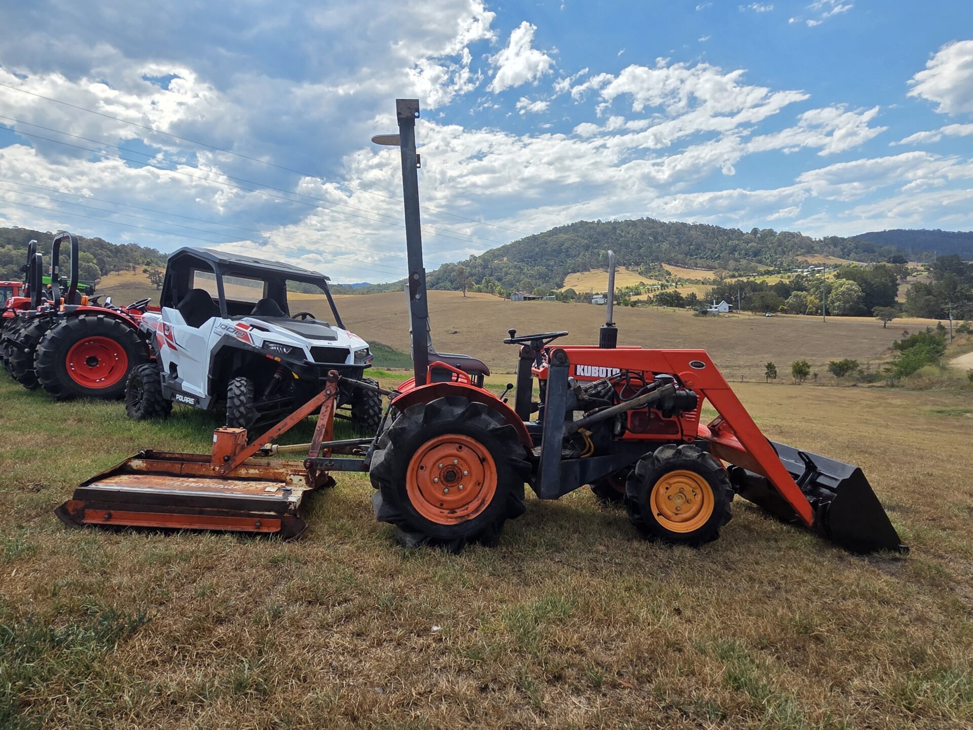 Kubota B7100DT 4WD Tractor with Loader + Howard Slasher - Image 3