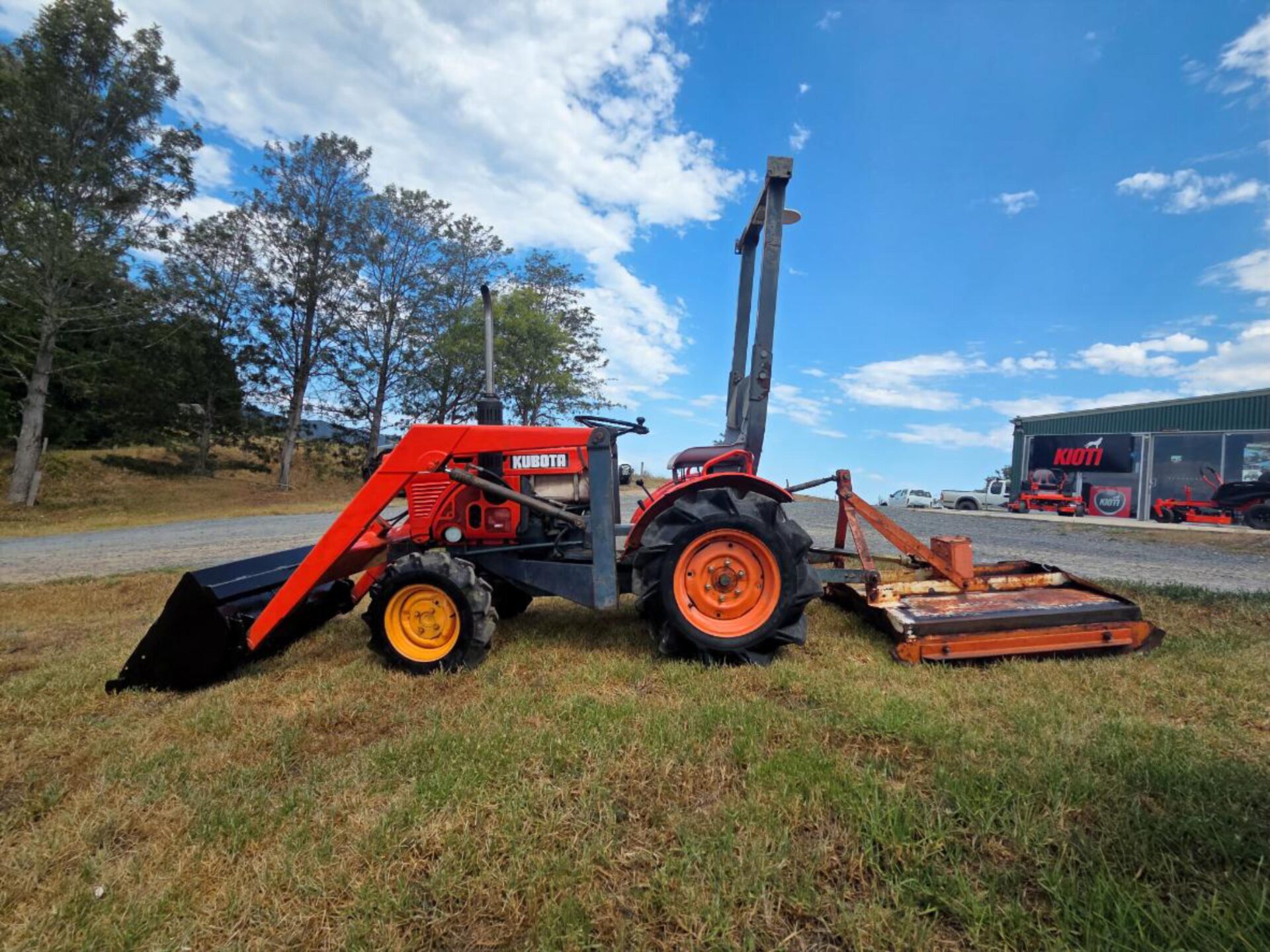 Kubota B7100DT 4WD Tractor with Loader + Howard Slasher - Image 4